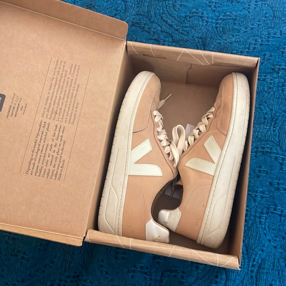 WORN TWICE VEJA SNEAKERS 👟